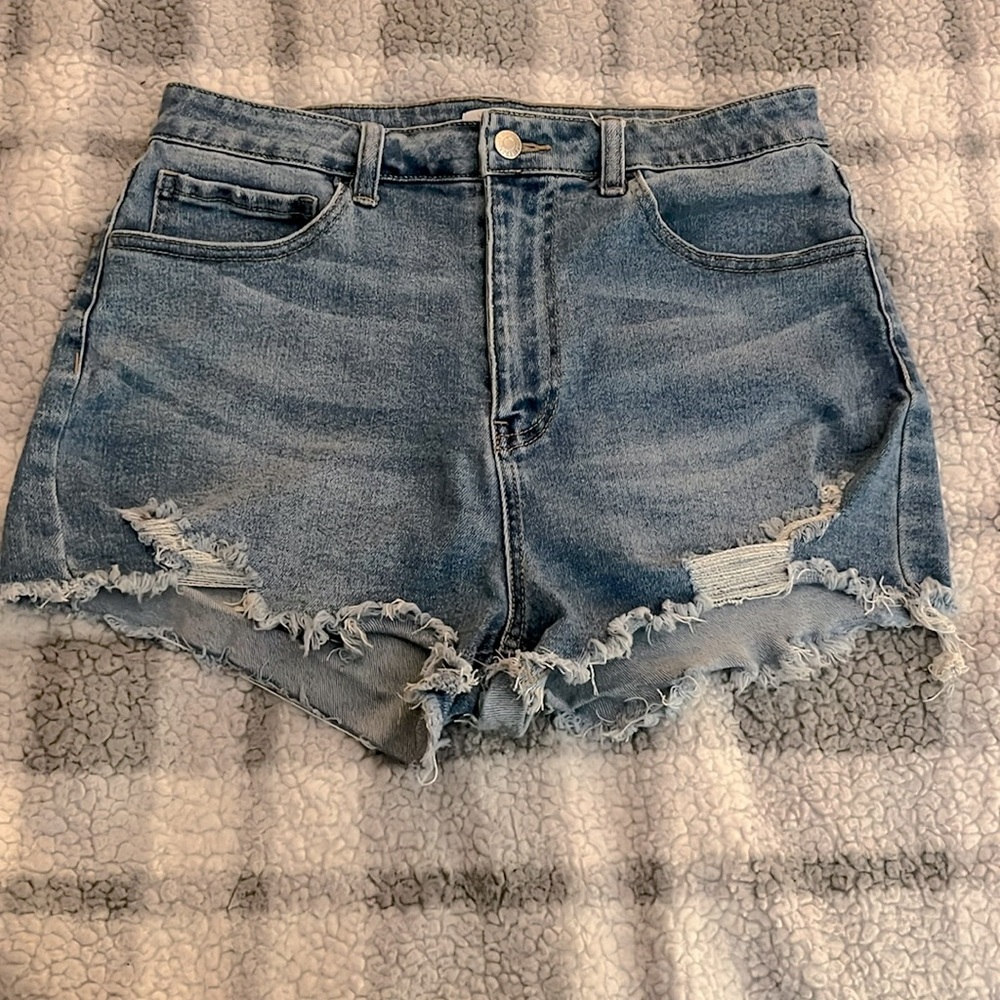 Forever 21 Frayed Denim Shorts
Size 31
